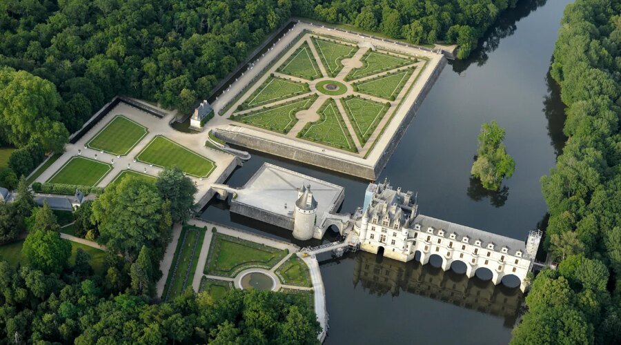 For Refreshing Glasses and Authentic Connection ‘Bloom Big’ with Loire Wines