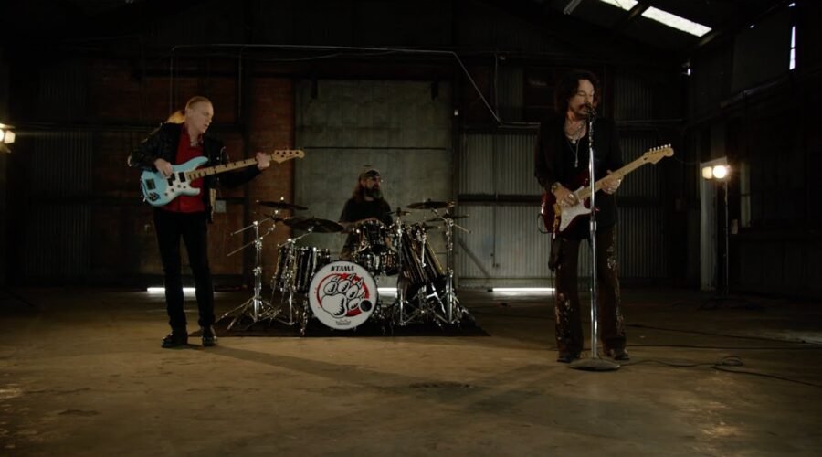 The Winery Dogs – Mad World (Official Music Video)