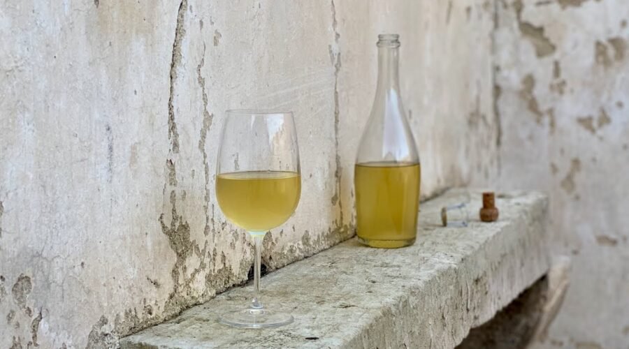 WHITE WINE Homemade 🍾 How to make WINE at Home 😉 Italian Tradition recipe #whitewine