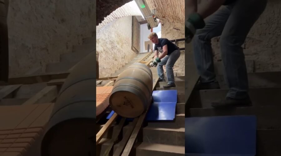 O método genial para descer barris de whisky.