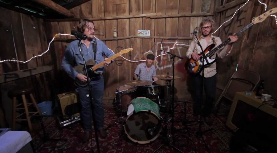 Sunday Valley (Sturgill Simpson) – Sometimes Wine (Live in a Barn)
